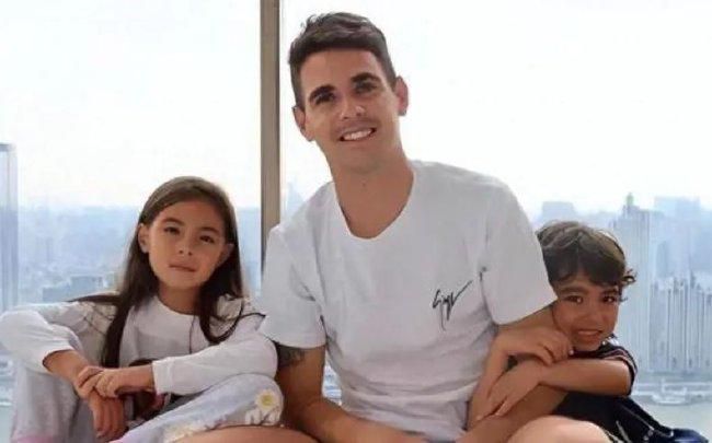 滕哈赫对拉特克利夫入主曼联表示了欢迎，并认为拉特克利夫可以帮助曼联的球迷实现他们的梦想，在谈到拉特克利夫时他表示：“我不认为这会对球员们有什么影响，我们在事情进展的整个过程中都得到了通知，我认为这对于俱乐部来说是一个好事情。